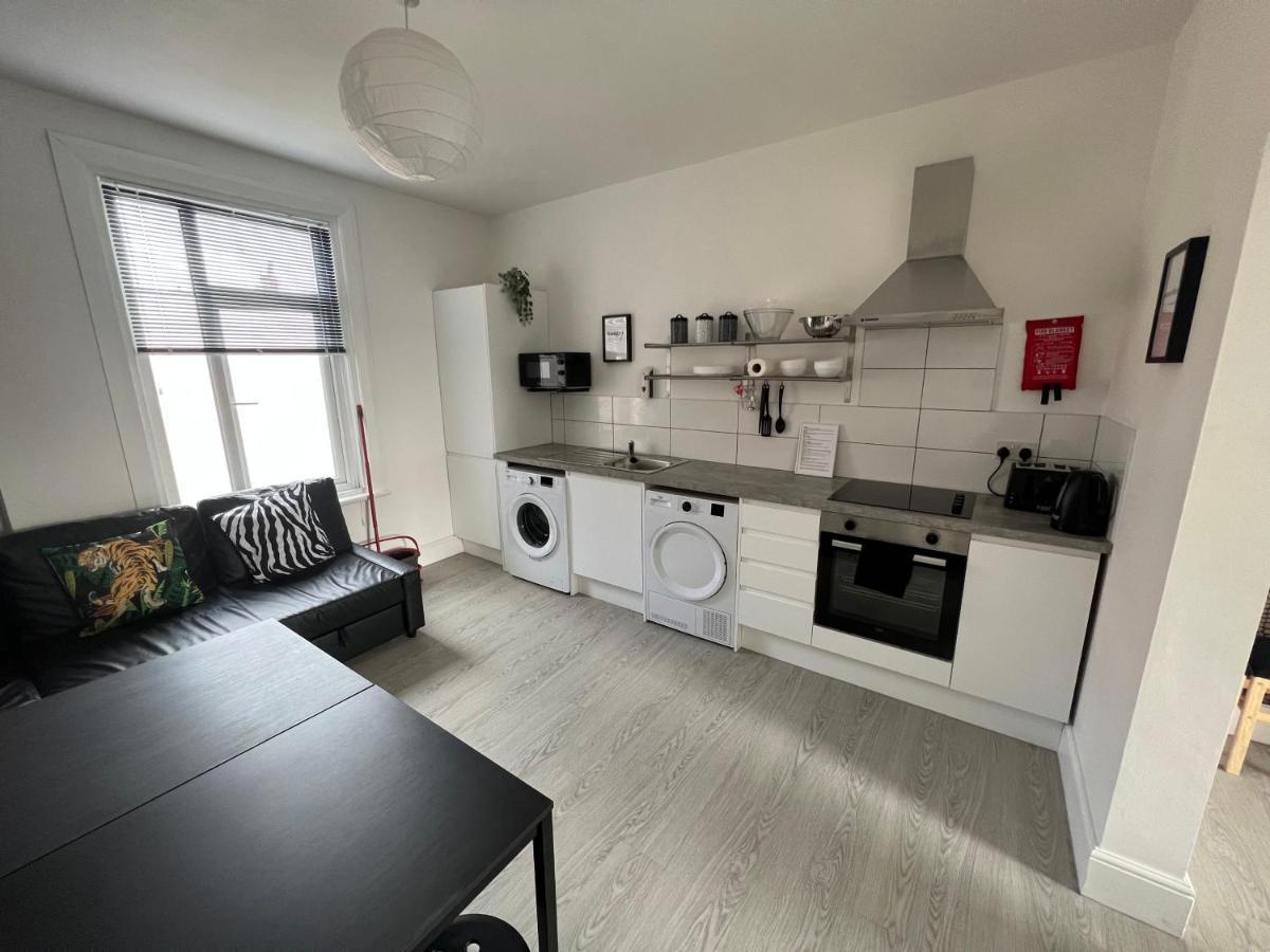 Safari Apartment, Free Parking, 10Min Walk To Blackpool Tower, Sleeps 12 Exteriör bild