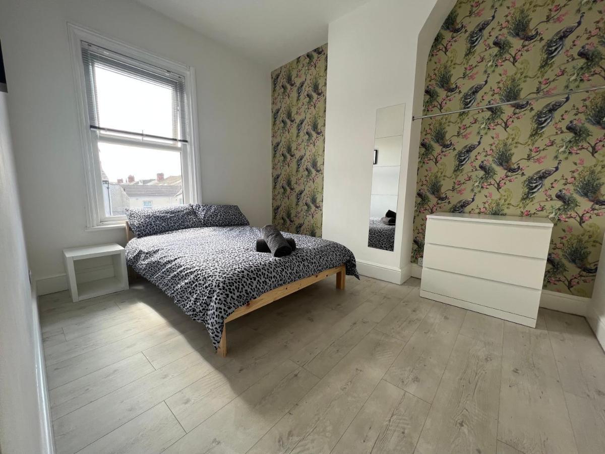 Safari Apartment, Free Parking, 10Min Walk To Blackpool Tower, Sleeps 12 Exteriör bild