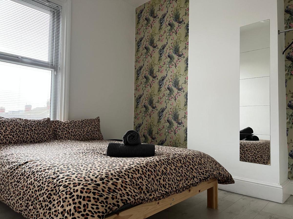 Safari Apartment, Free Parking, 10Min Walk To Blackpool Tower, Sleeps 12 Exteriör bild
