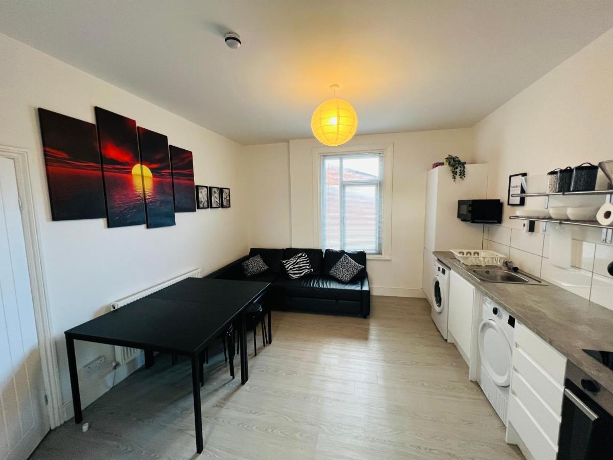 Safari Apartment, Free Parking, 10Min Walk To Blackpool Tower, Sleeps 12 Exteriör bild